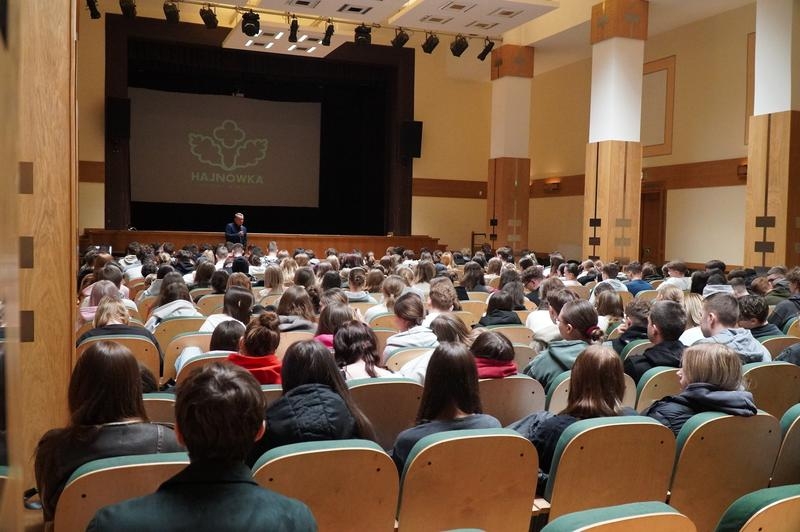 młodzież biorącą udział w pokazie filmu „Nasza pamięć”.