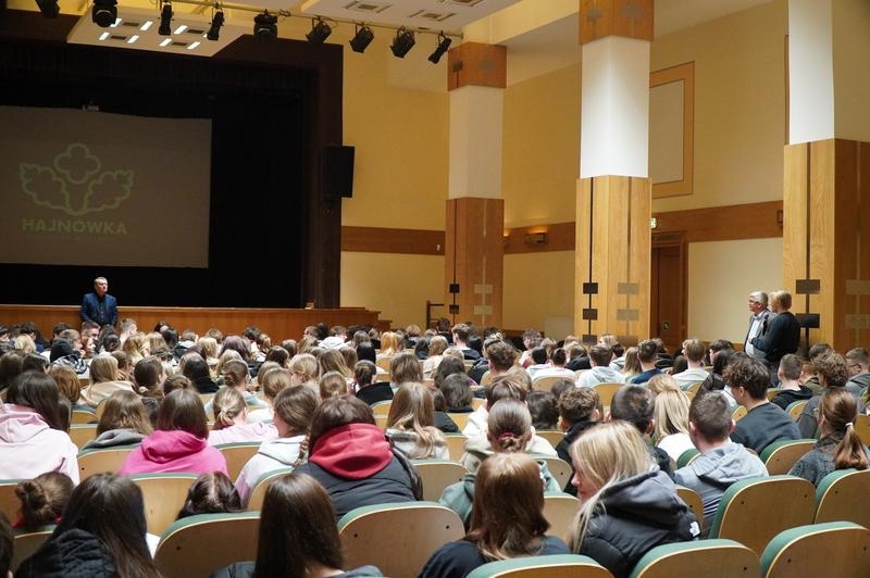 młodzież biorącą udział w pokazie filmu „Nasza pamięć”.