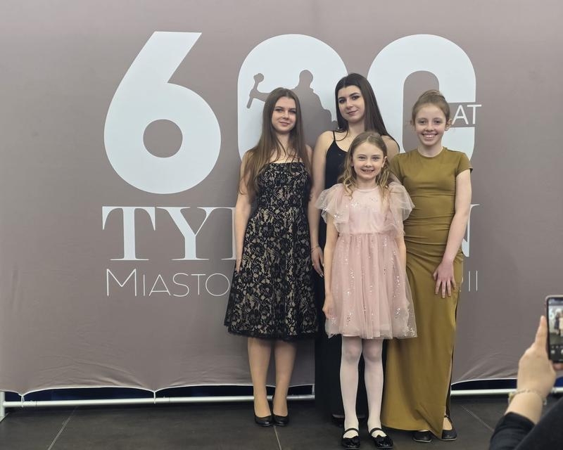 dziewczynki pozują do zdjęcia