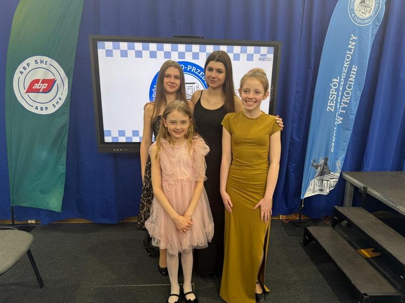 dziewczynki pozują do zdjęcia