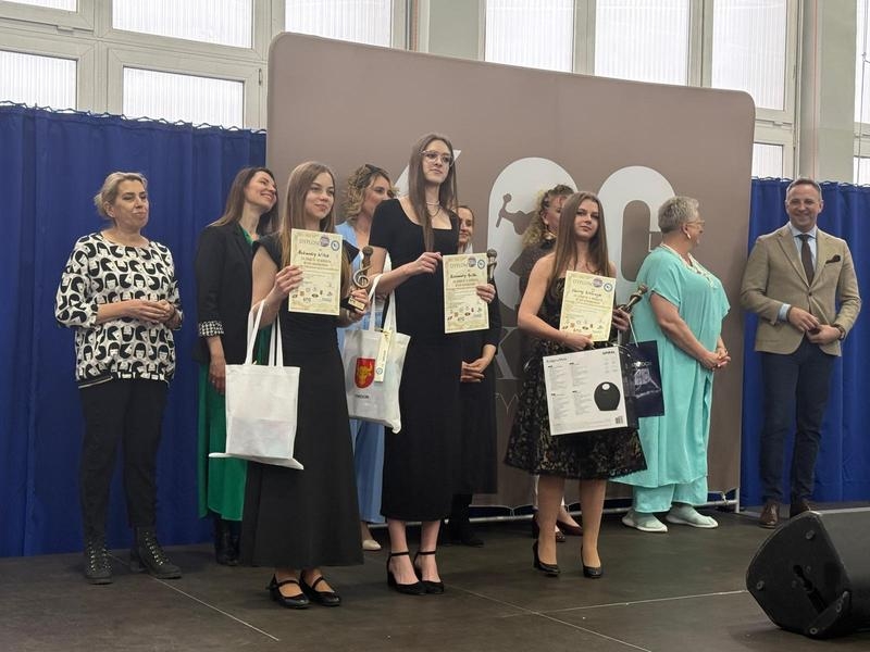 dziewczynki z dyplomami pozują do zdjęcia