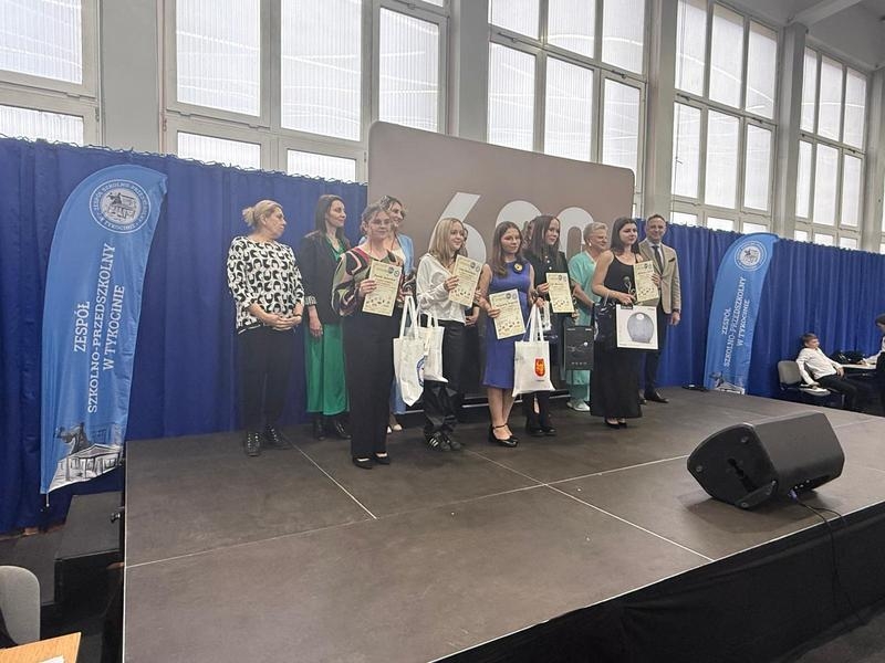 dziewczynki z dyplomami pozują do zdjęcia