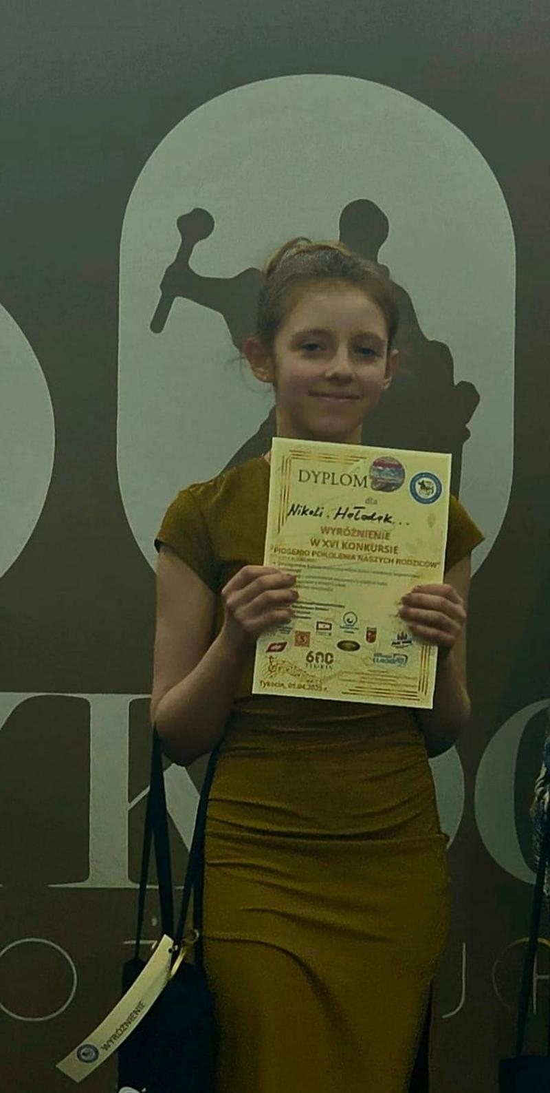 dziewczynka z dyplomem