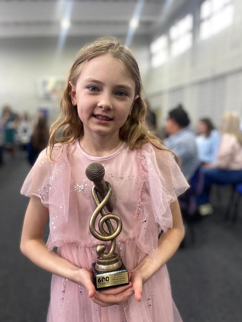 dziewczynka z dyplomem