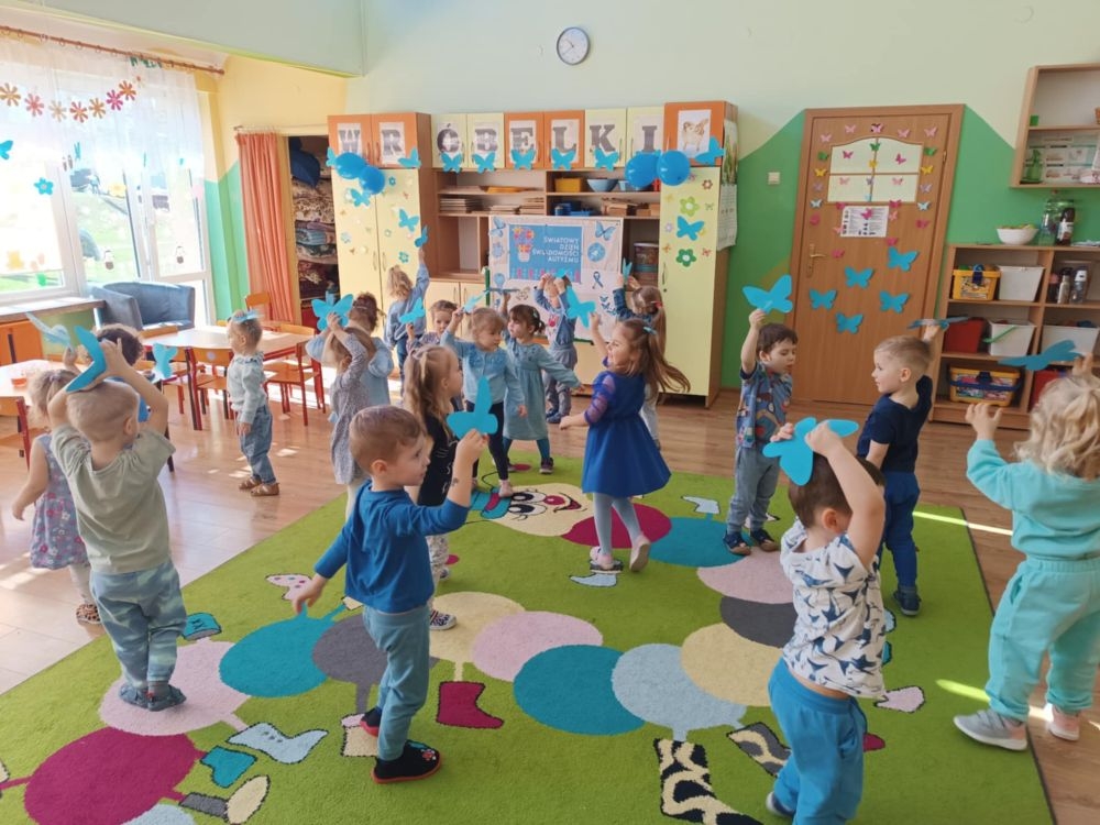 dzieci podczas gimnastyki