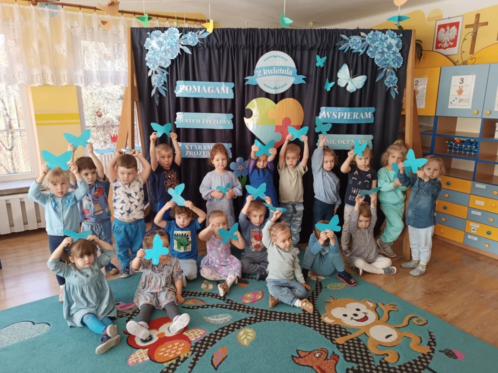 dzieci pozują do zdjęcia