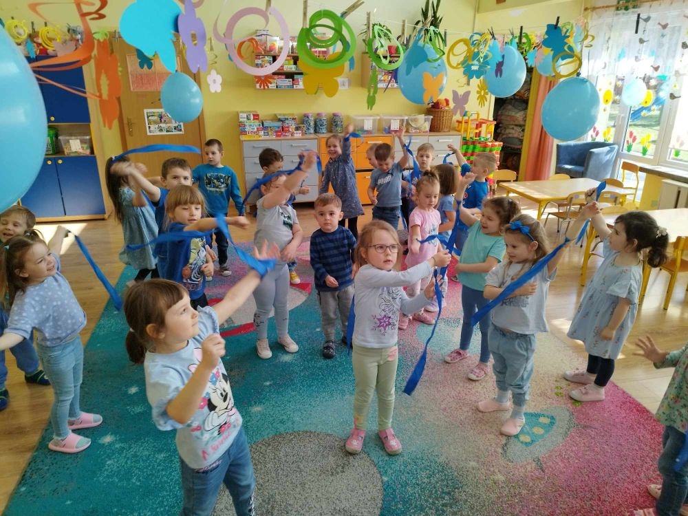 dzieci pozują do zdjęcia