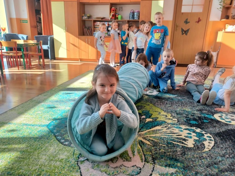 dzieci podczas zabawy