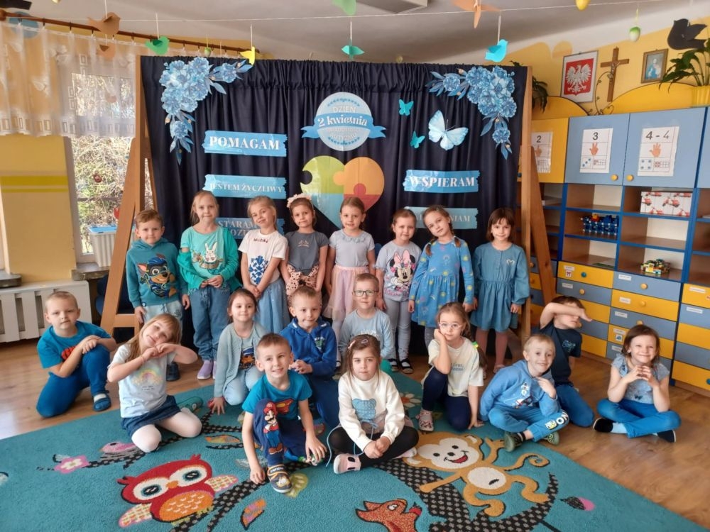 dzieci pozują do zdjęcia