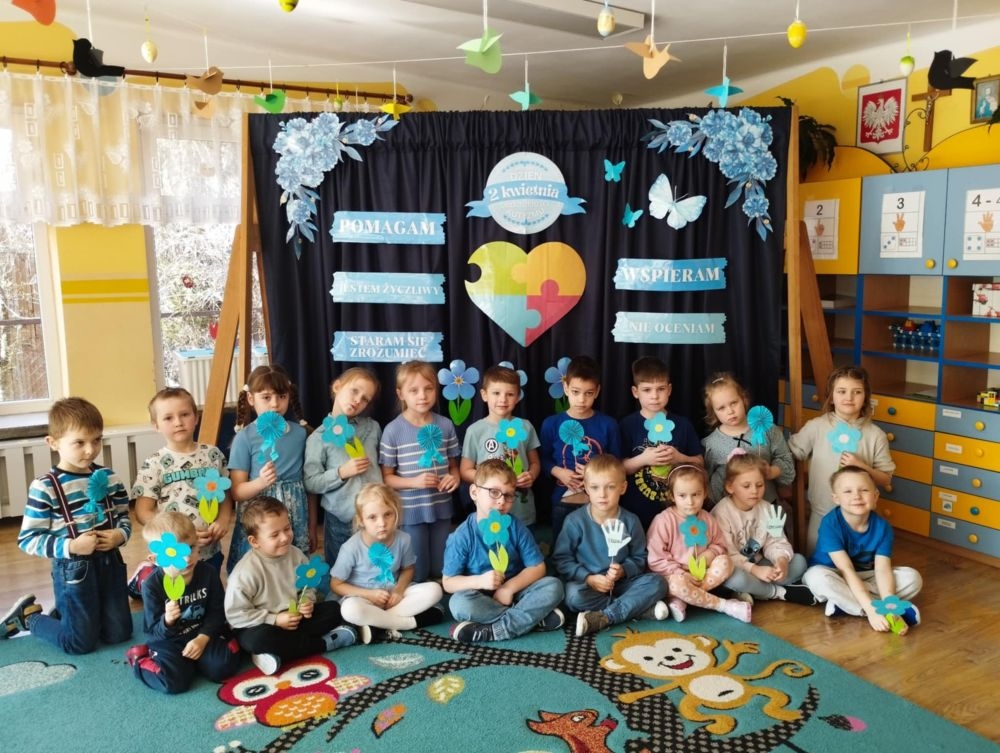 dzieci pozują do zdjęcia