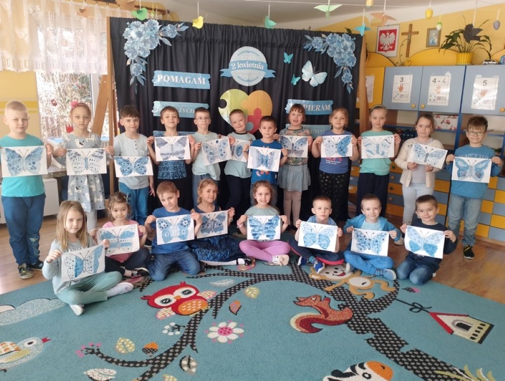 dzieci pozują do zdjęcia