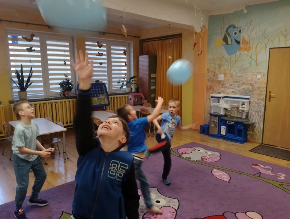 zabawy dzieci w sali przedszkolnej