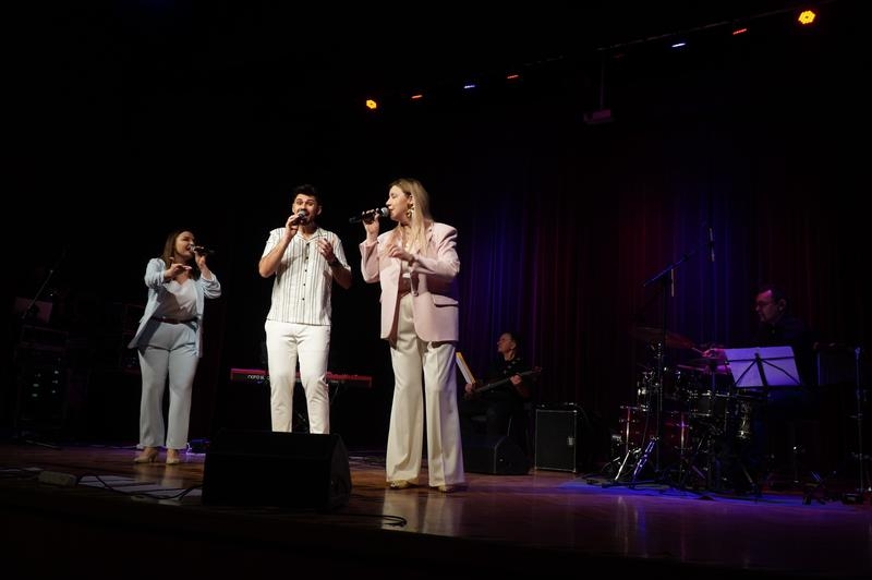 na scenie HDK trzech wokalistów z zespołem instrumentalnym The Consonanse Trio