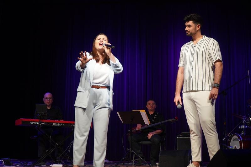 na scenie HDK trzech wokalistów z zespołem instrumentalnym The Consonanse Trio