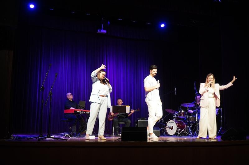 na scenie HDK trzech wokalistów z zespołem instrumentalnym The Consonanse Trio