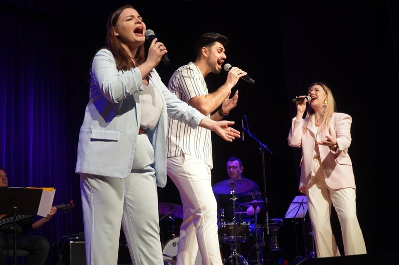 Na scenie HDK trzech wokalistów z zespołem instrumentalnym The Consonanse Trio