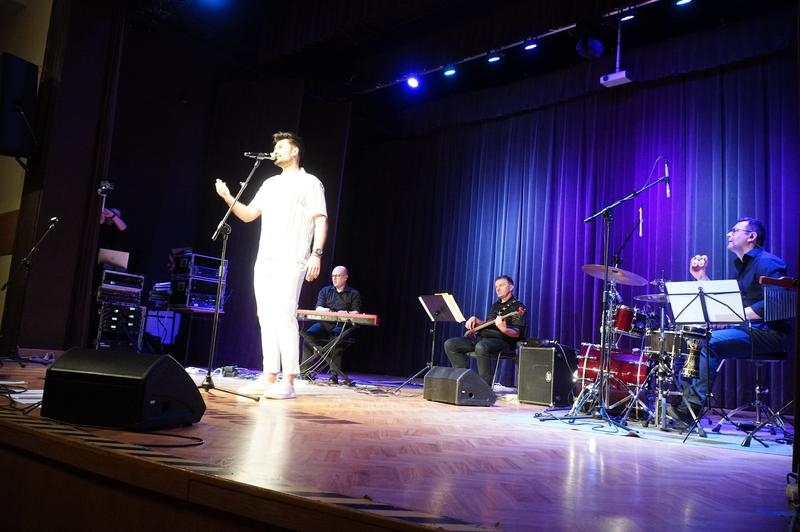 Na scenie HDK trzech wokalistów z zespołem instrumentalnym The Consonanse Trio