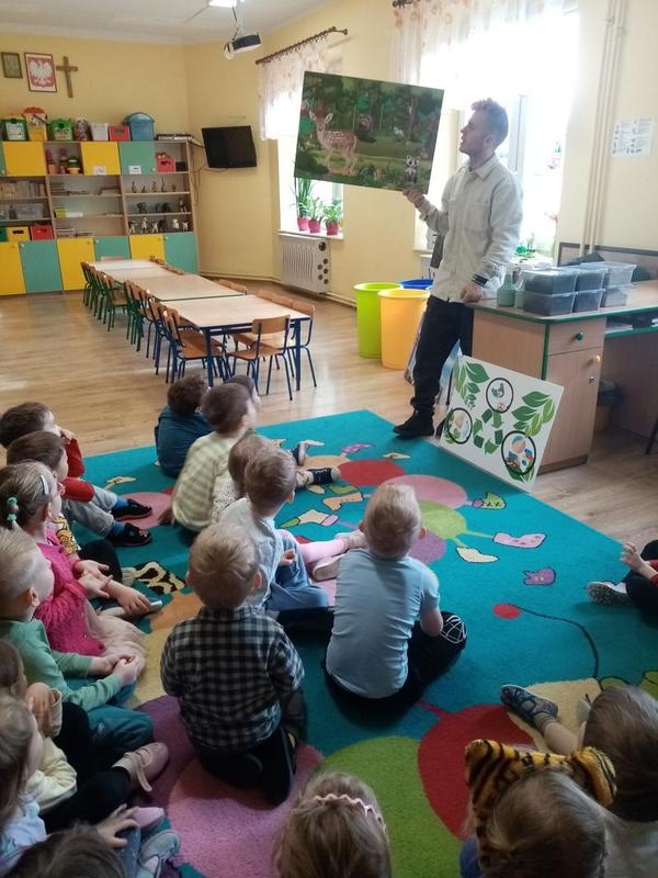 grupa dzieci słucha wykładu