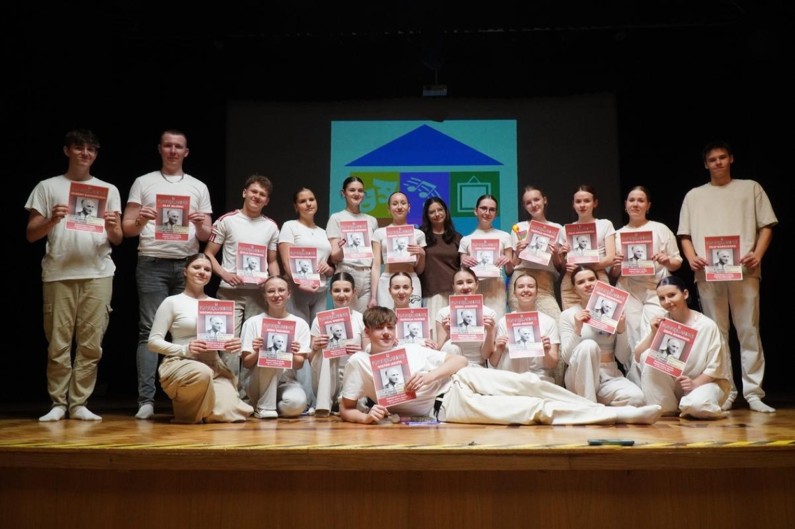 pamiątkowe zdjęcie grupowe młodzieży z trenerką