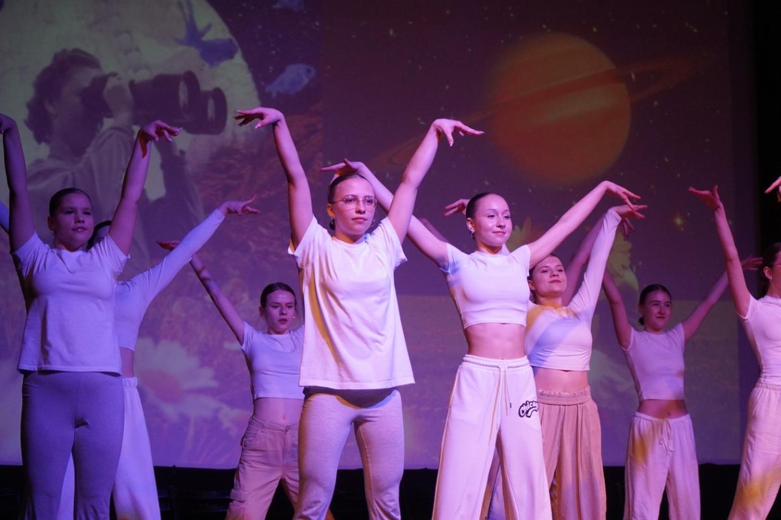 uczniowie z Hajnowskich szkół średnich występujący na scenie HDK