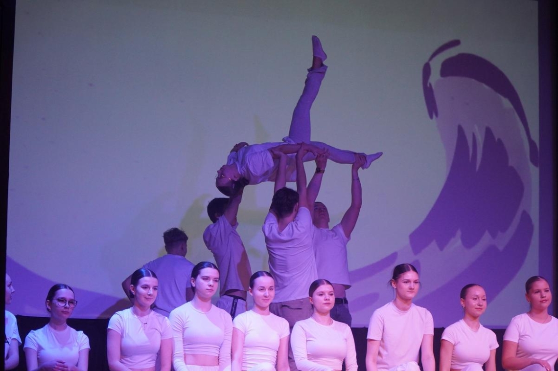 uczniowie z Hajnowskich szkół średnich występujący na scenie HDK