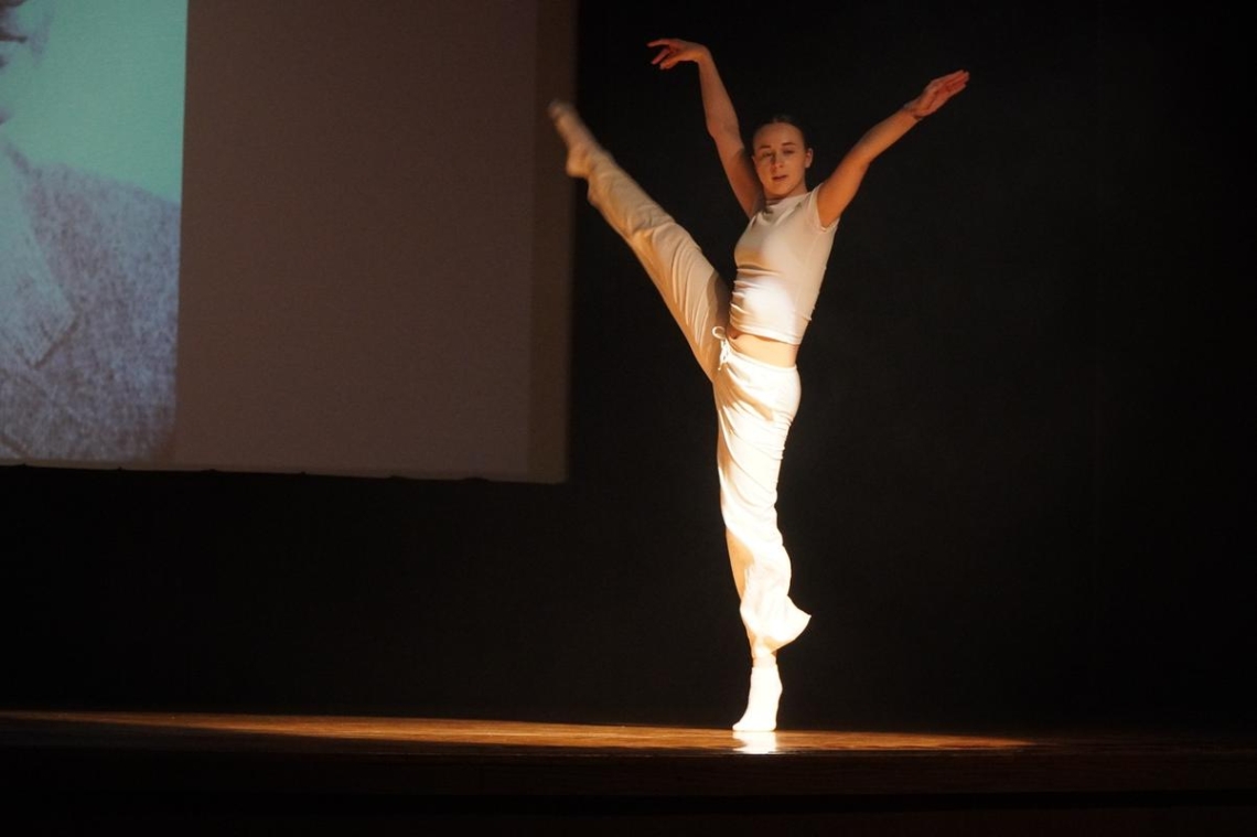 uczniowie z Hajnowskich szkół średnich występujący na scenie HDK