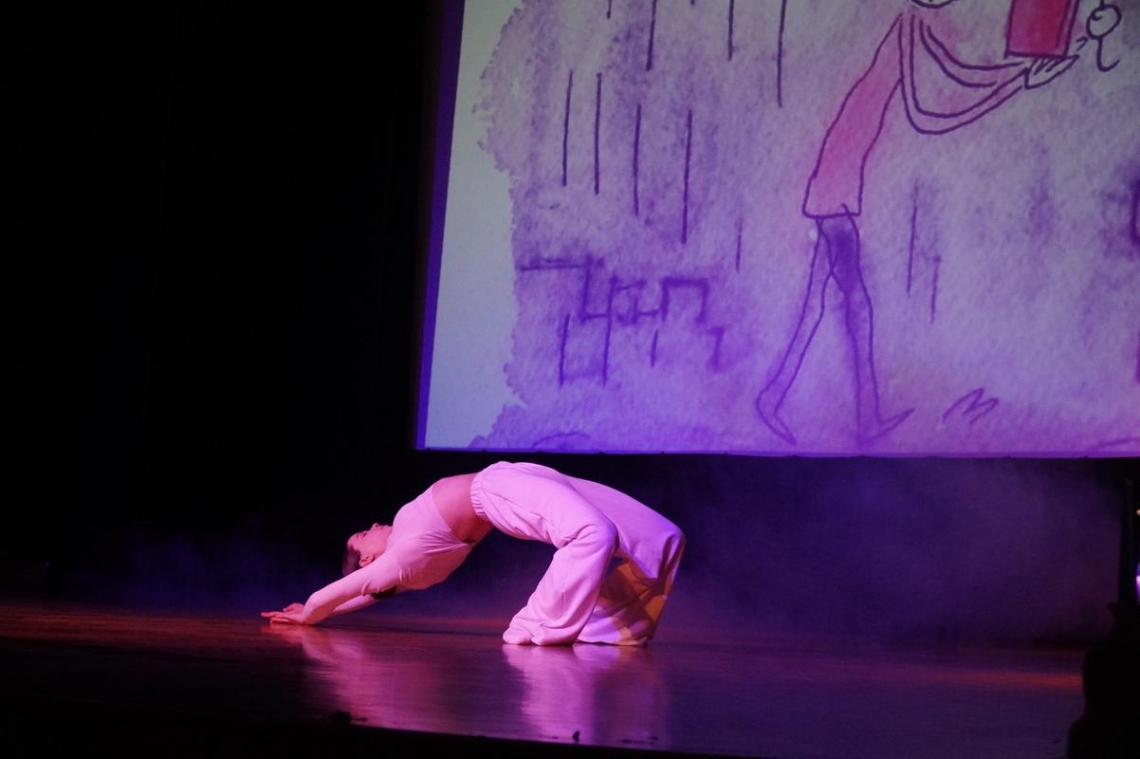 uczniowie z Hajnowskich szkół średnich występujący na scenie HDK