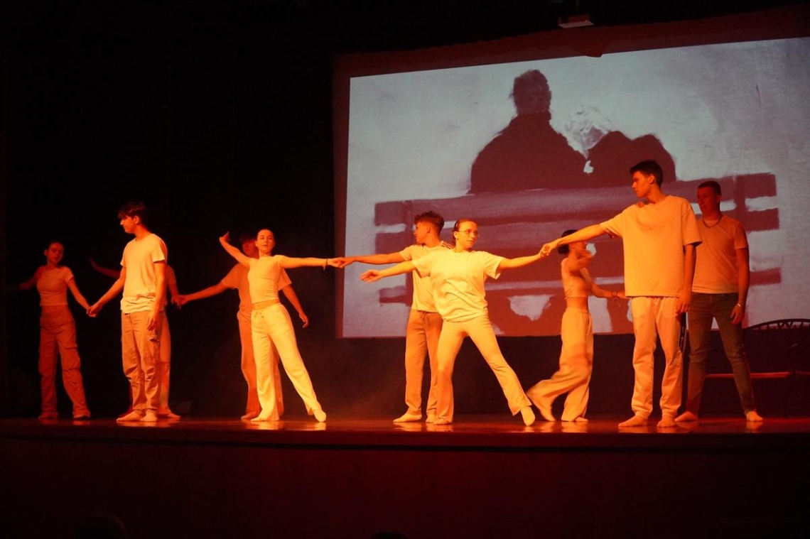 uczniowie z Hajnowskich szkół średnich występujący na scenie HDK