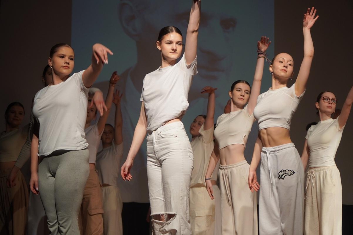 uczniowie z Hajnowskich szkół średnich występujący na scenie HDK