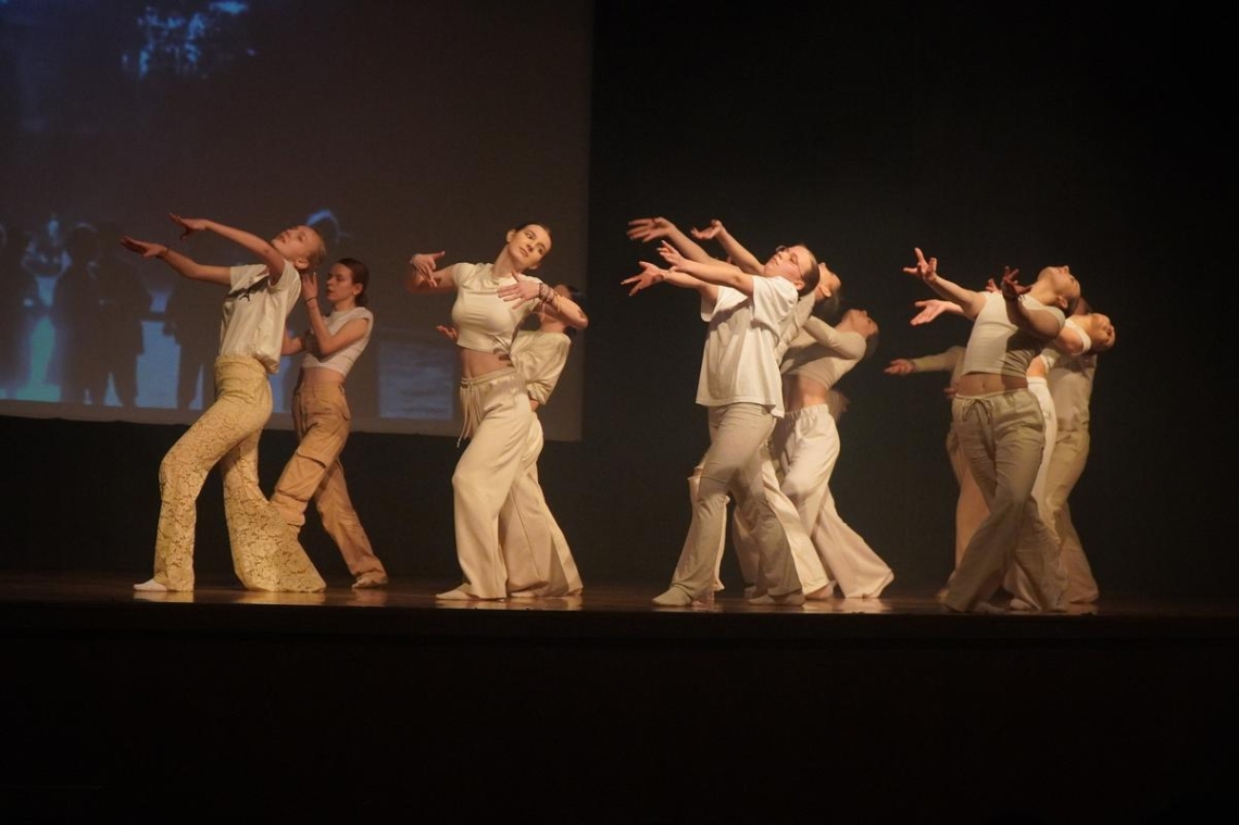 uczniowie z Hajnowskich szkół średnich występujący na scenie HDK