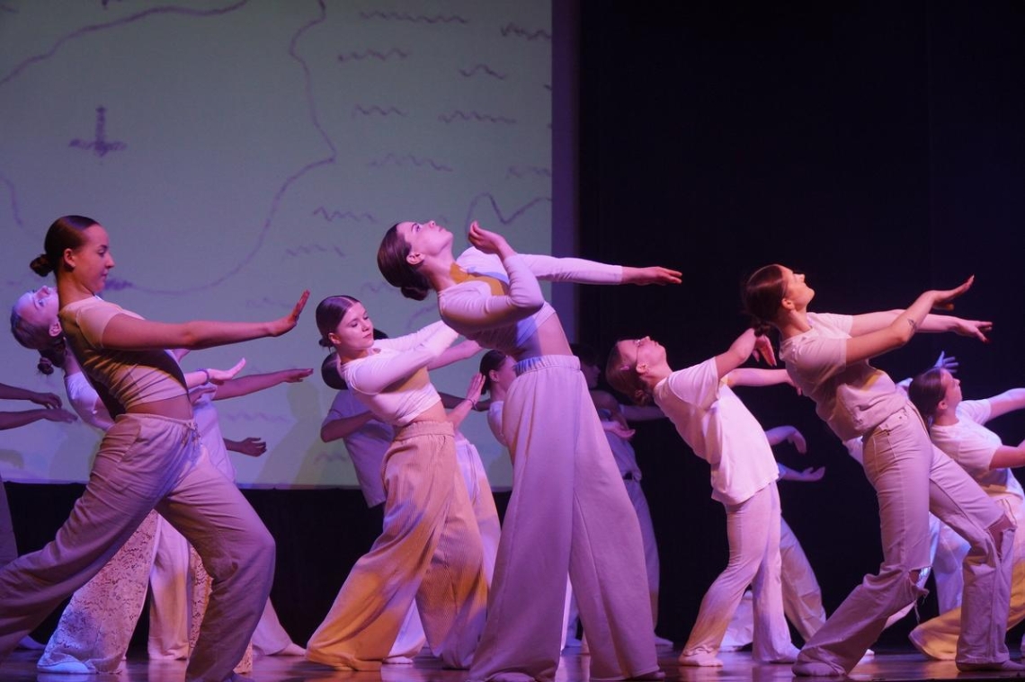 uczniowie z Hajnowskich szkół średnich występujący na scenie HDK