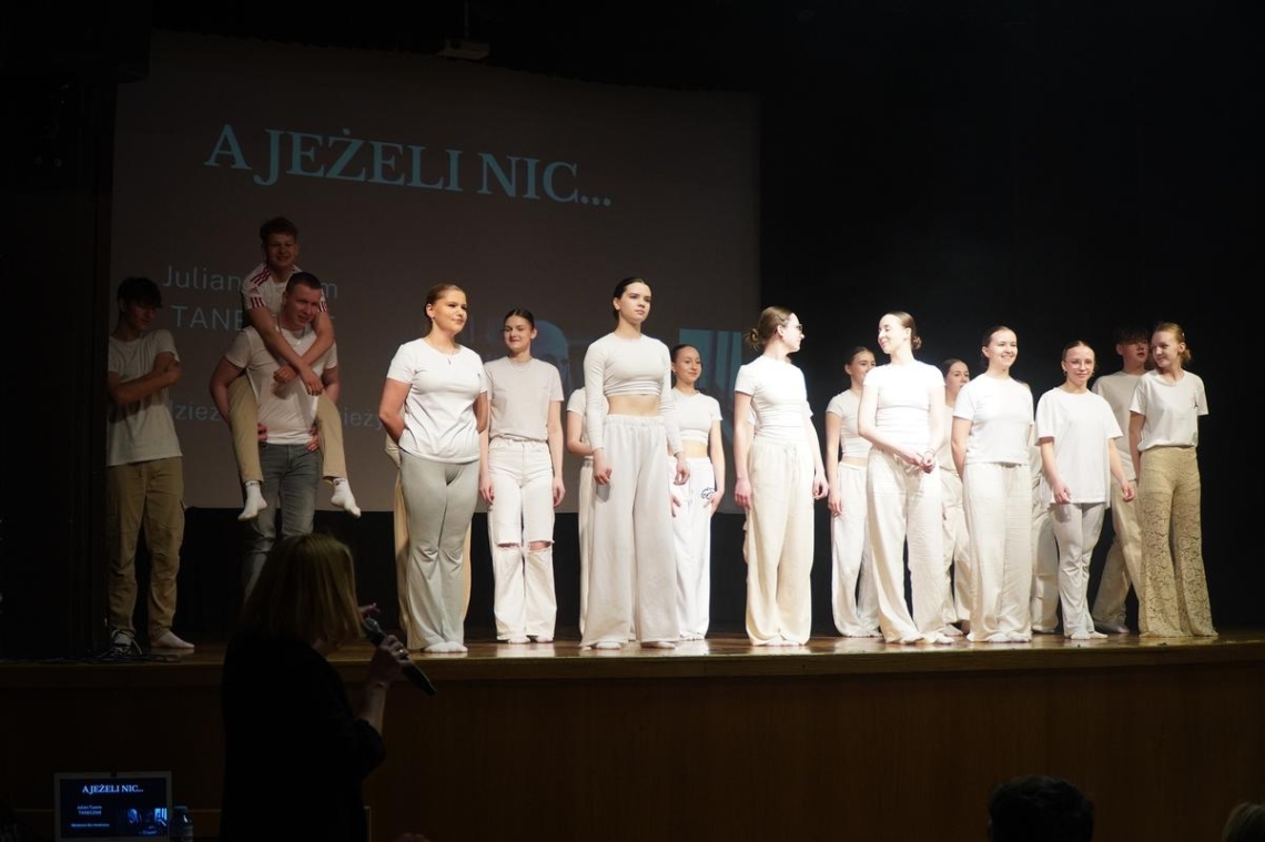 uczniowie z Hajnowskich szkół średnich występujący na scenie HDK