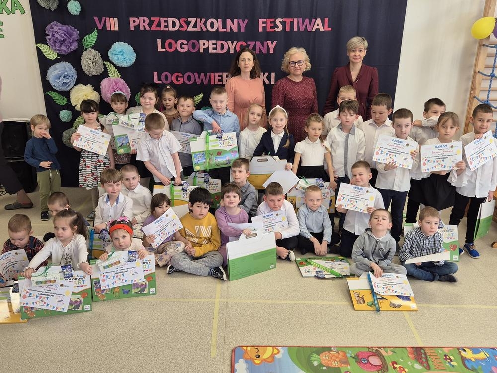 dzieci i przedszkolanki pozują do wspólnego zdjęcia