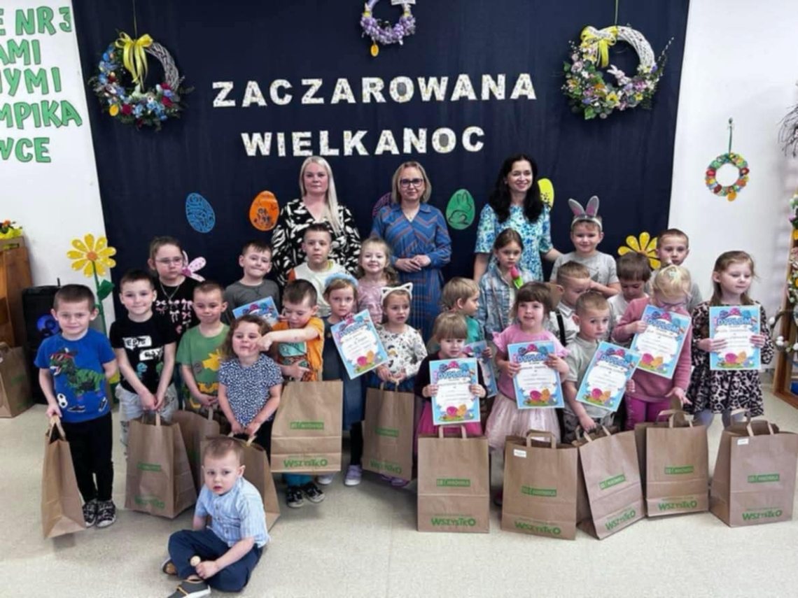 dzieci i przedszkolanki pozują do wspólnego zdjęcia