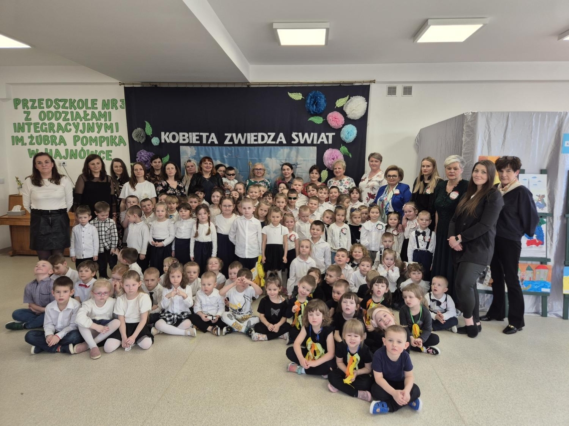 dzieci i przedszkolanki pozują do wspólnego zdjęcia