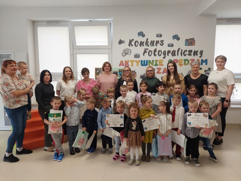 dzieci i przedszkolanki pozują do wspólnego zdjęcia