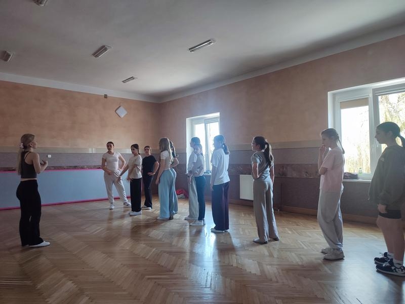 dzieci i młodzież uczestniczących na warsztatach