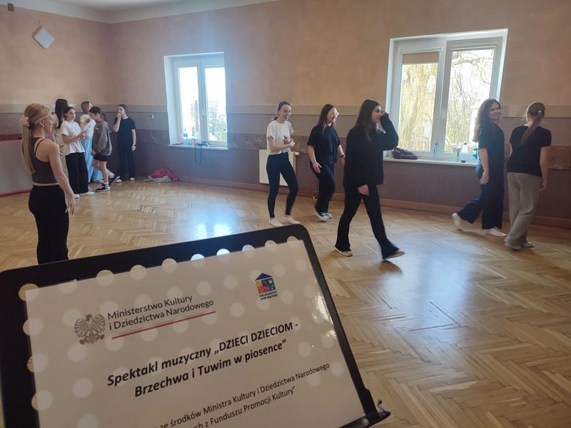 dzieci i młodzież uczestniczących na warsztatach