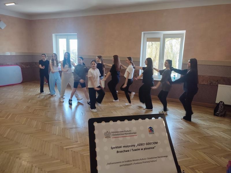 dzieci i młodzież uczestniczących na warsztatach