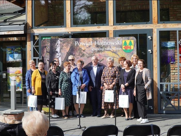 Uczesttnicy wystawy tkaniny artystycznej „Tkane Krajobrazy”.
