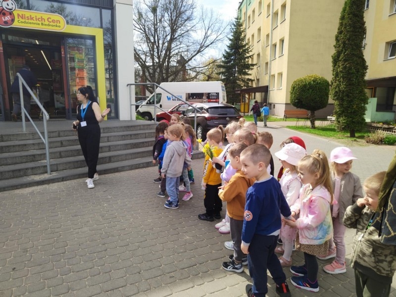dzieci kwestujące na terenie miasta: przed Urzędem Miasta, bankiem i sklepem Biedronka.
