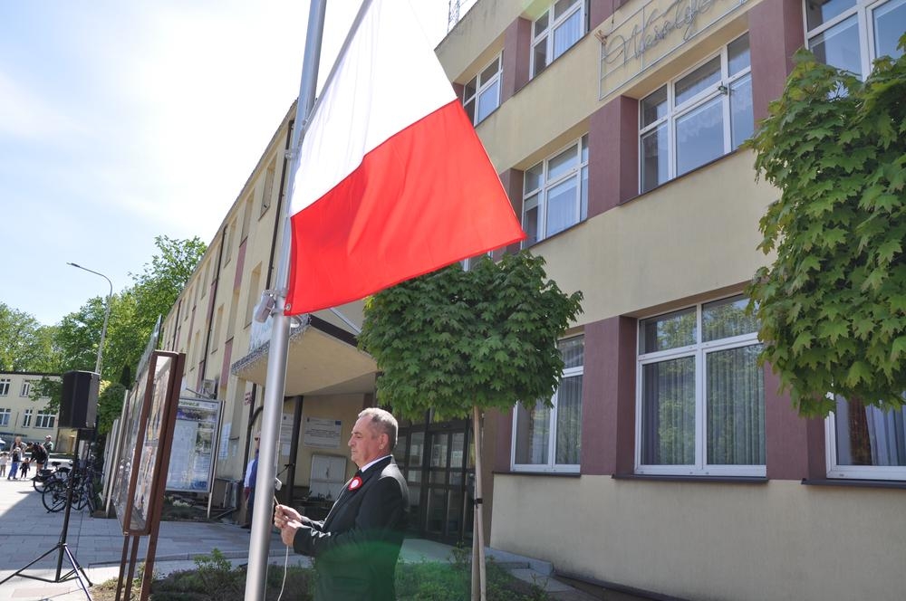 moment wciągania flagi państwowej