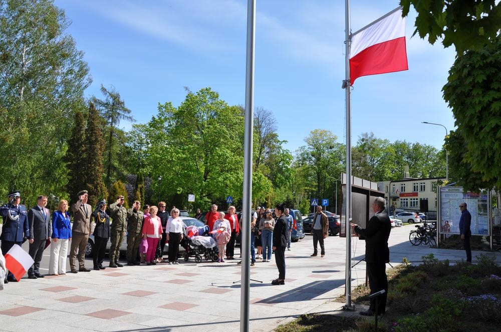 moment wciągania flagi państwowej
