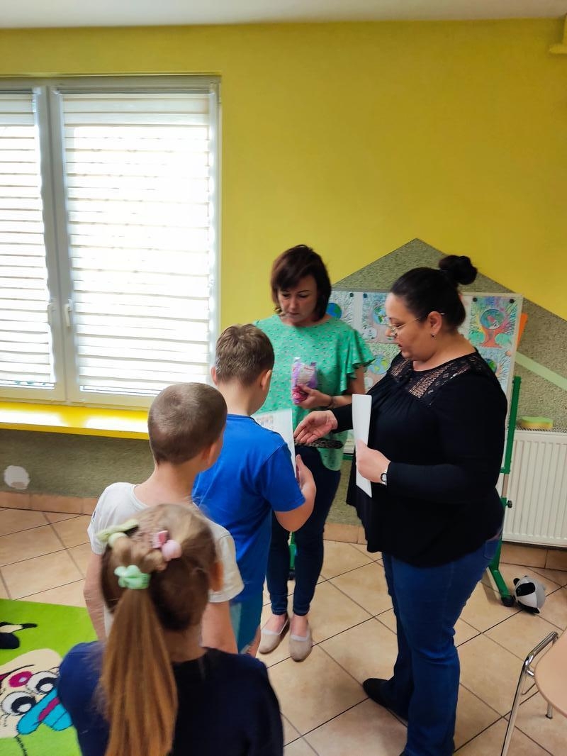 Prowadzący wręczają uczestnikom pamiątkowe dyplomy