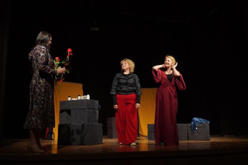 dwie aktorki teatru BaWiMo występujące na scenie HDK