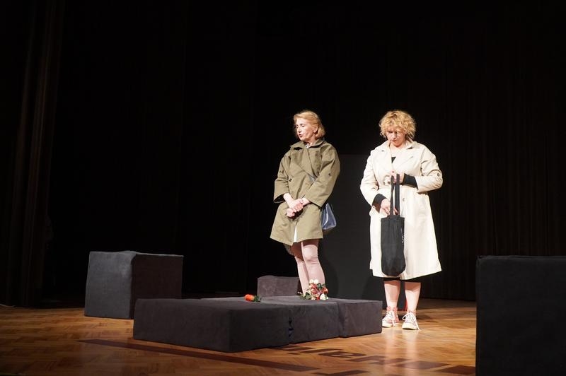 dwie aktorki teatru BaWiMo występujące na scenie HDK