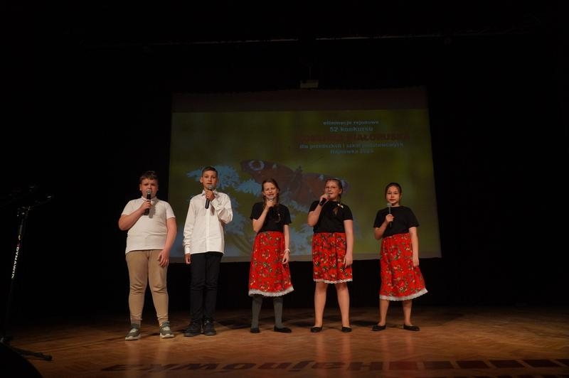 uczestnicy konkursu występujący na scenie