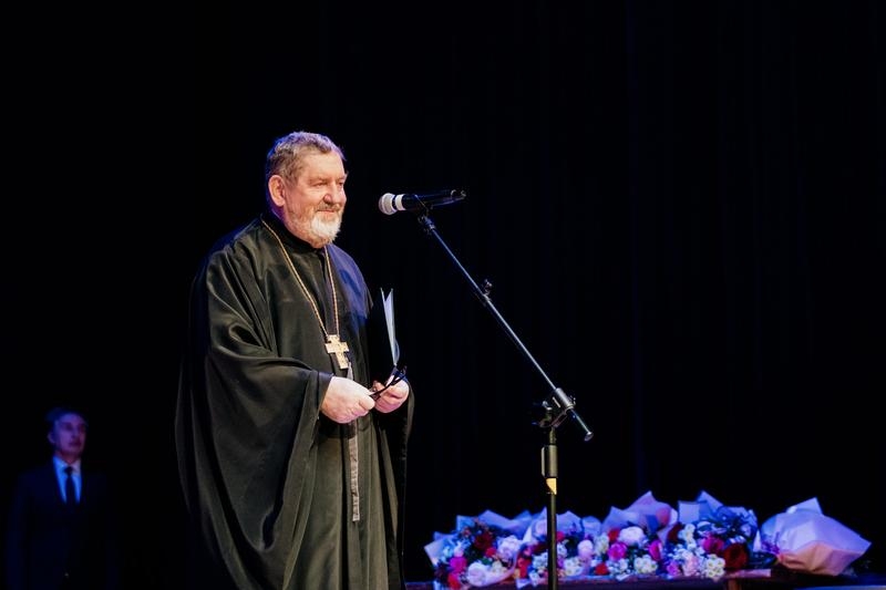 przy mikrofonie dyrektor festiwalu