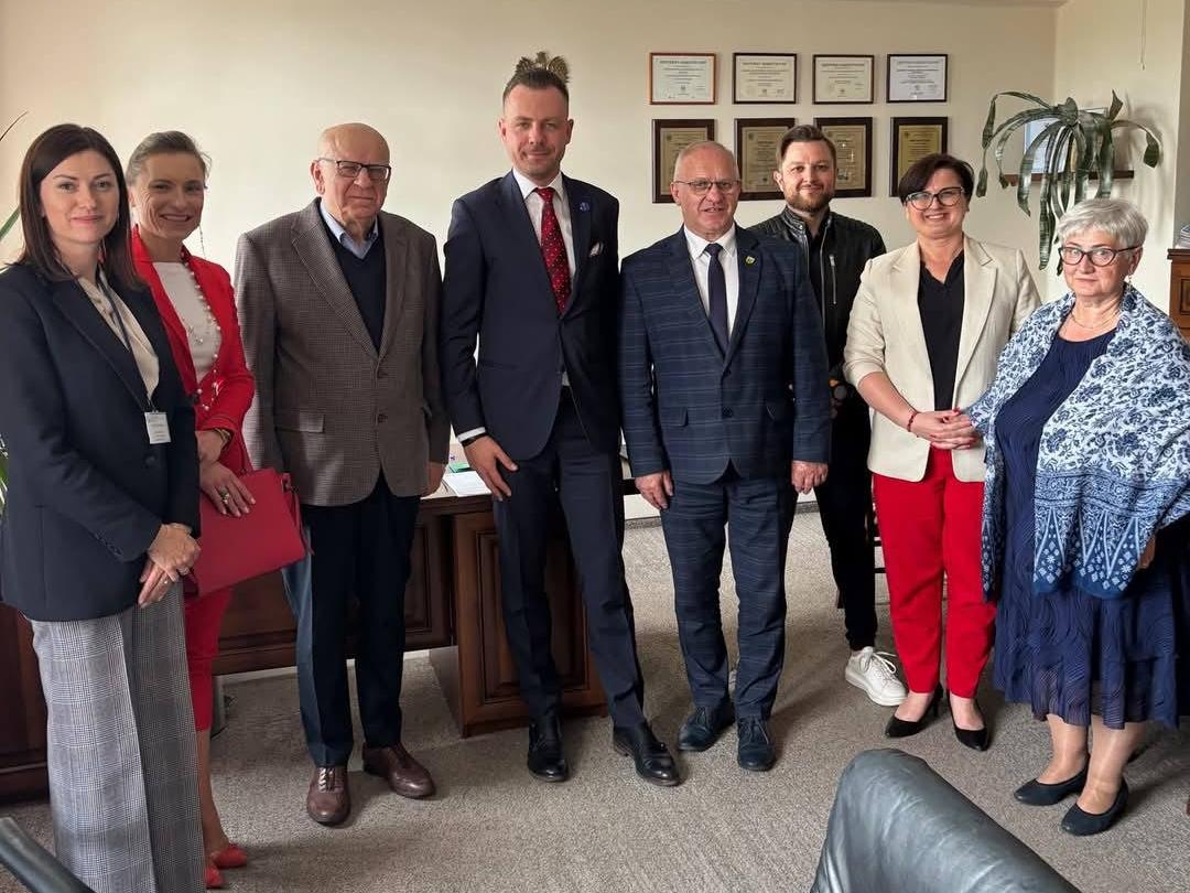 Uczestnicy spotkania, w trakcie którego dokonano podpisania umowy