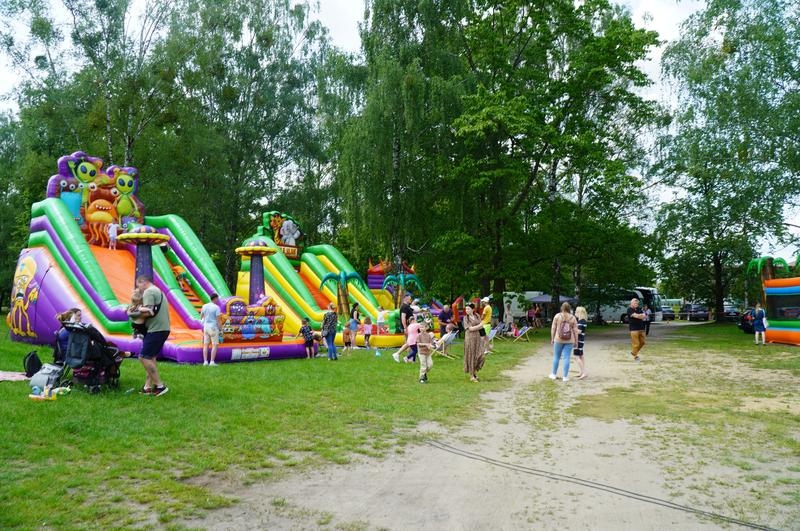 Dmuchańce w parku miejskim